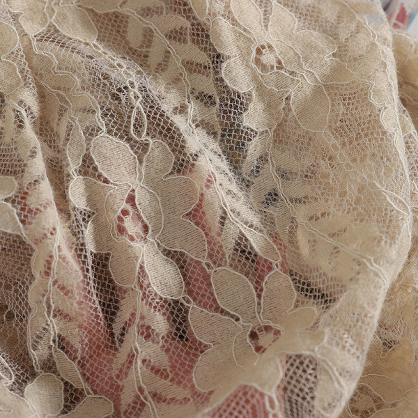 Női csipkeblúz magas gallérral és fekete, fehér és bézs hímzéssel