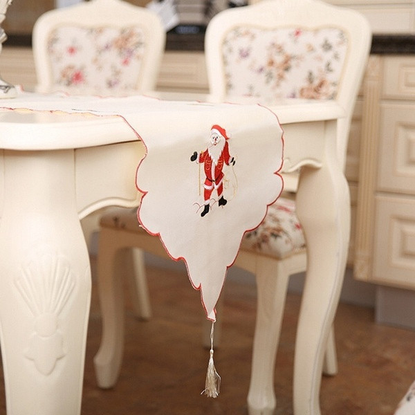 Karácsonyi asztali tishlifer piros-fehér színben Mikulás hímzéssel, gyertyával, bottal és haranggal