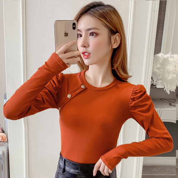 Μοντέρνα γυναικεία μπλούζα σε τρία χρώματα με κουμπιά και οβάλ ντεκολτέ