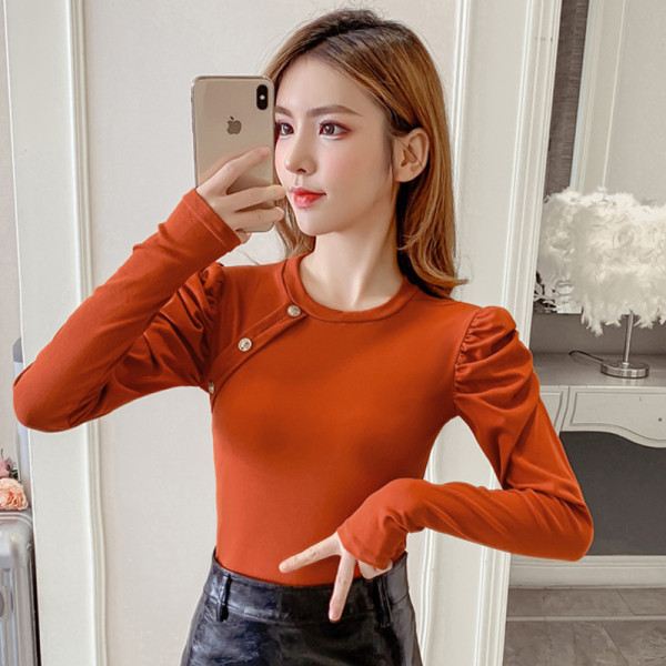 Μοντέρνα γυναικεία μπλούζα σε τρία χρώματα με κουμπιά και οβάλ ντεκολτέ