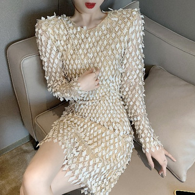 Ένα κομψό κοντό φόρεμα  εξώπλατο