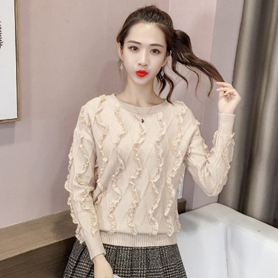 Női testhezálló blúz ovális nyakkivágással és fürtökkel, rózsaszín, bézs és fehér színben