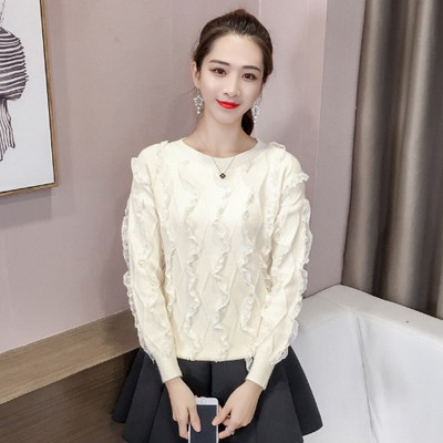 Női testhezálló blúz ovális nyakkivágással és fürtökkel, rózsaszín, bézs és fehér színben