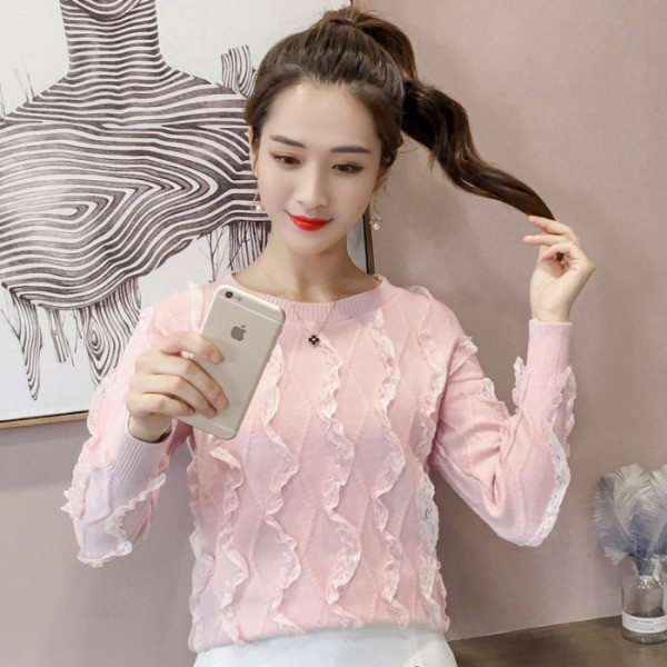 Női testhezálló blúz ovális nyakkivágással és fürtökkel, rózsaszín, bézs és fehér színben