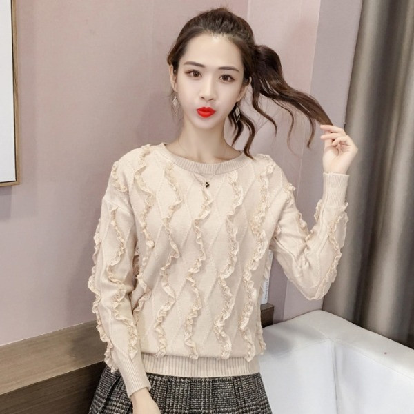 Női testhezálló blúz ovális nyakkivágással és fürtökkel, rózsaszín, bézs és fehér színben