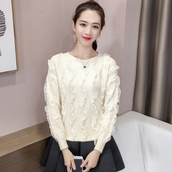 Női testhezálló blúz ovális nyakkivágással és fürtökkel, rózsaszín, bézs és fehér színben