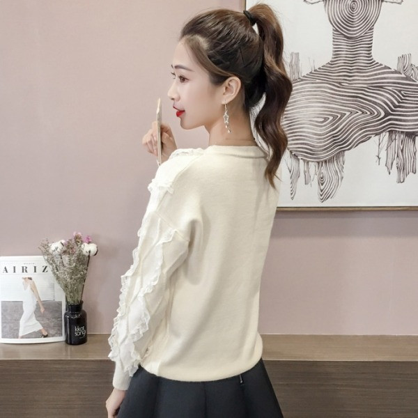 Női testhezálló blúz ovális nyakkivágással és fürtökkel, rózsaszín, bézs és fehér színben