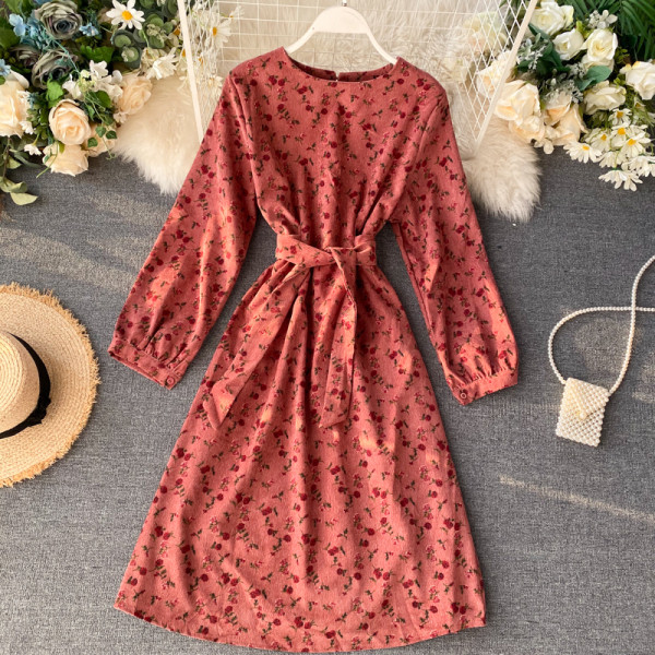 Μοντέρνο γυναικείο φόρεμα με κορδόνια και μακριά μανίκια σε ροζ και μπεζ χρώμα