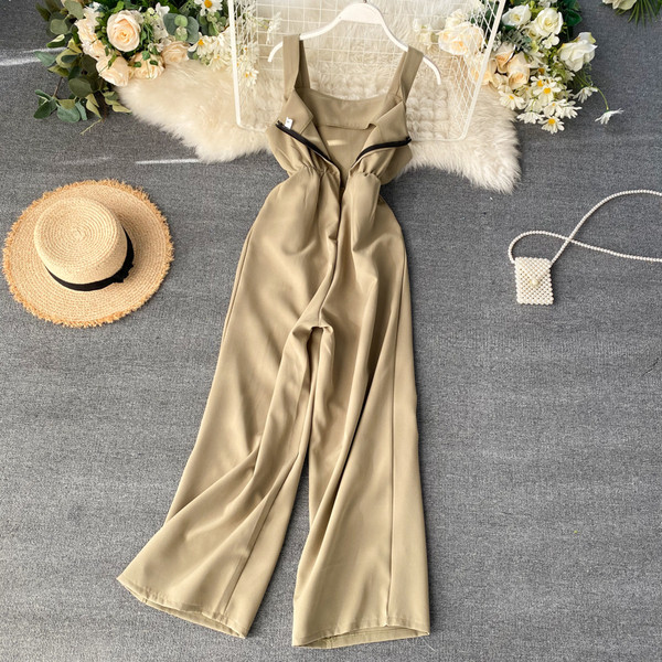 Κομψές γυναικείες ολόσωμες φόρμες με λεπτούς ιμάντες ώμου και φερμουάρ σε μπεζ και κόκκινο χρώμα