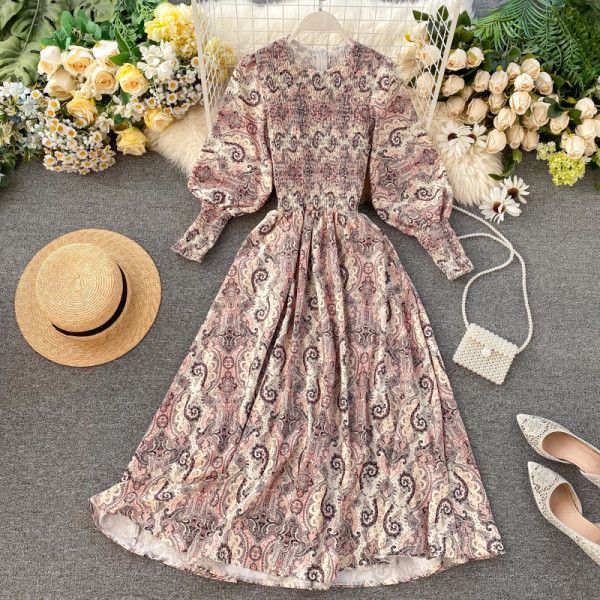 Modern női ruha rugalmas derékkal, színes mintával