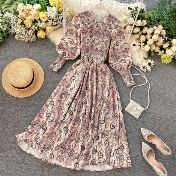 Modern női ruha rugalmas derékkal, színes mintával