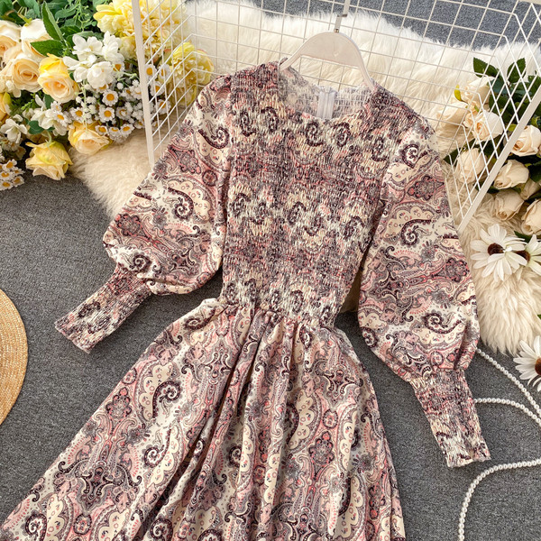 Modern női ruha rugalmas derékkal, színes mintával