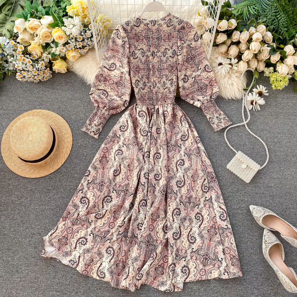 Modern női ruha rugalmas derékkal, színes mintával