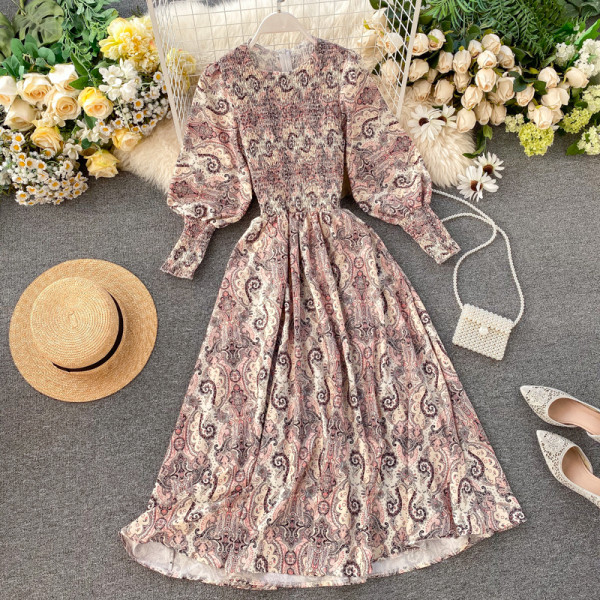 Modern női ruha rugalmas derékkal, színes mintával