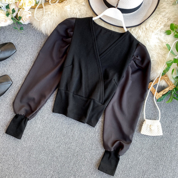 Bluză scurtă modernă de damă cu decolteu spitz și mâneci largi în alb și negru