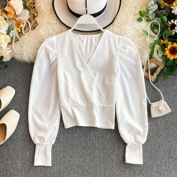 Bluză scurtă modernă de damă cu decolteu spitz și mâneci largi în alb și negru