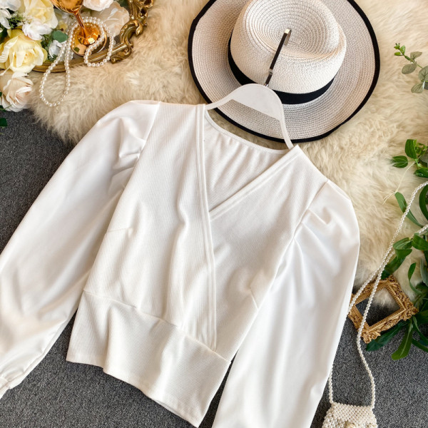 Bluză scurtă modernă de damă cu decolteu spitz și mâneci largi în alb și negru