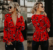 Κομψή γυναικεία μπλούζα με floral μοτίβο και βαθύ λαιμόκοψη