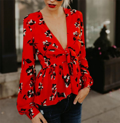 Κομψή γυναικεία μπλούζα με floral μοτίβο και βαθύ λαιμόκοψη