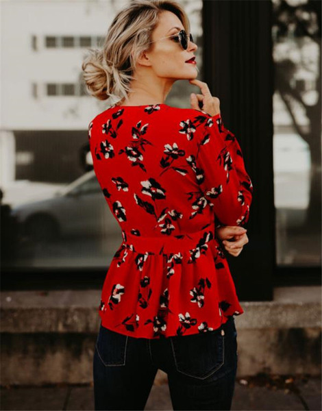 Κομψή γυναικεία  μπλούζα με floral μοτίβο και βαθύ λαιμόκοψη