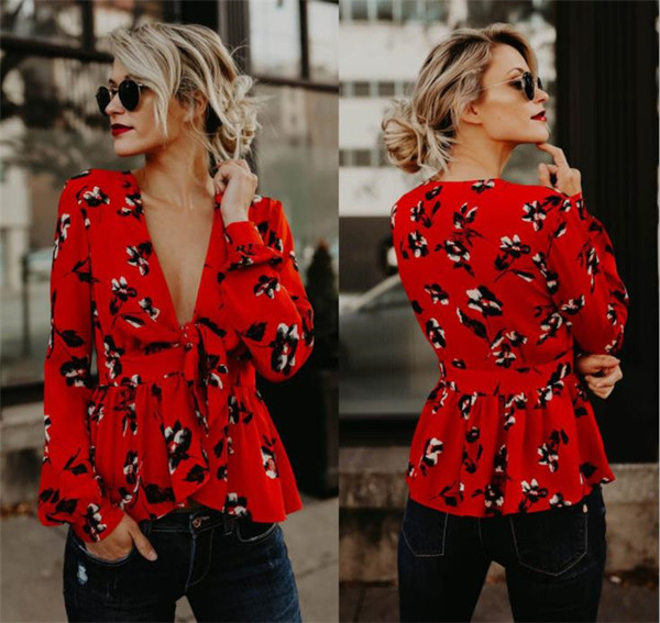 Κομψή γυναικεία  μπλούζα με floral μοτίβο και βαθύ λαιμόκοψη