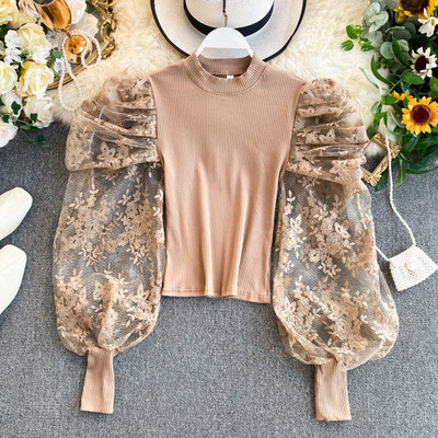 Modern női blúz ovális nyakkivágással, széles csipkeujjakkal, többféle színben