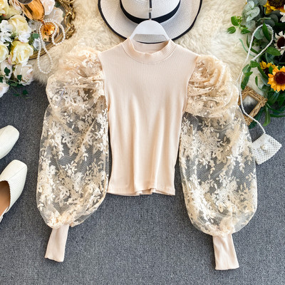 Modern női blúz ovális nyakkivágással, széles csipkeujjakkal, többféle színben