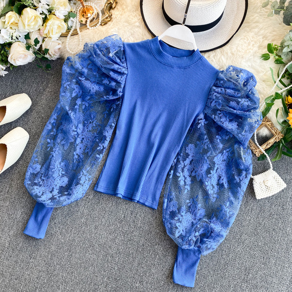 Modern női blúz ovális nyakkivágással, széles csipkeujjakkal, többféle színben