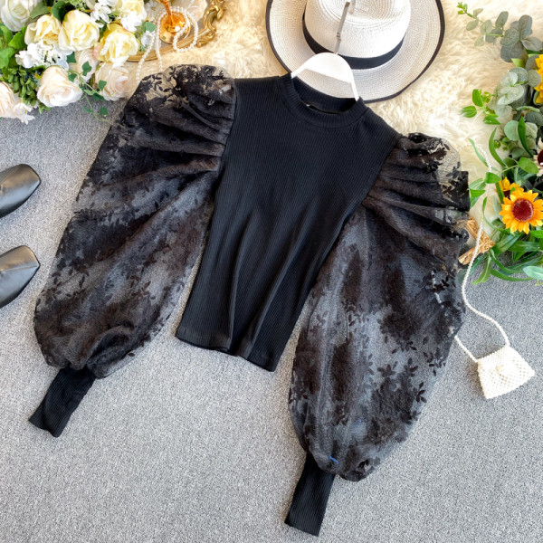 Modern női blúz ovális nyakkivágással, széles csipkeujjakkal, többféle színben