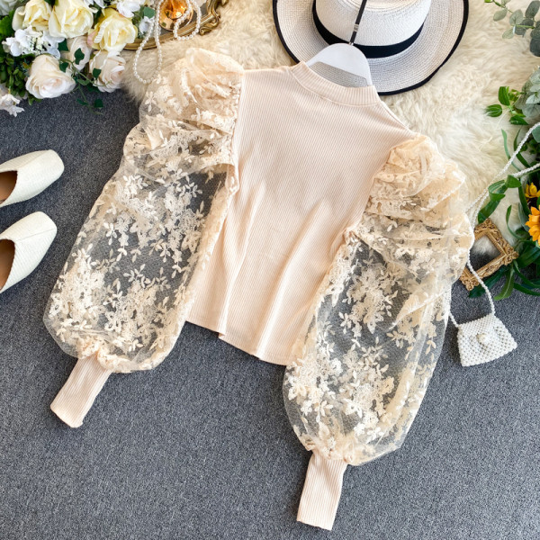 Modern női blúz ovális nyakkivágással, széles csipkeujjakkal, többféle színben