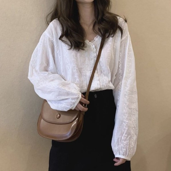 Modern csipke ing gombokkal és spitz nyakkivágással, fehér színben