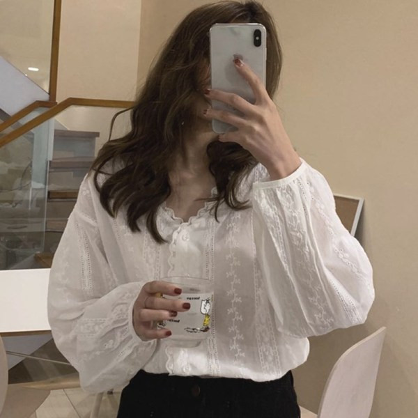 Modern csipke ing gombokkal és spitz nyakkivágással, fehér színben