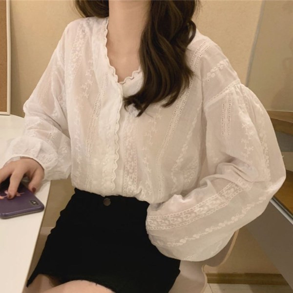 Modern csipke ing gombokkal és spitz nyakkivágással, fehér színben