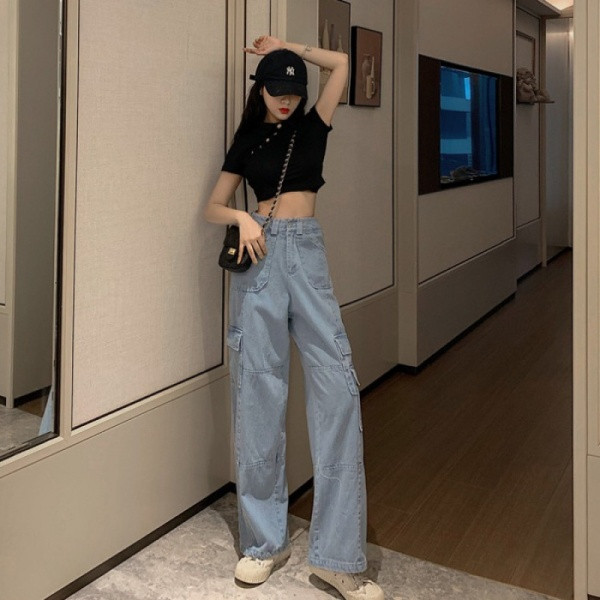 Világos színű, magas derékú széles farmermodell