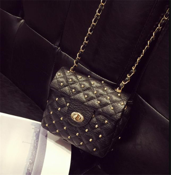 Eko bőrből készült stílusos női táska hosszú füllel, fekete színben