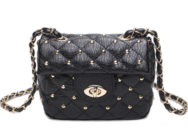 Eko bőrből készült stílusos női táska hosszú füllel, fekete színben