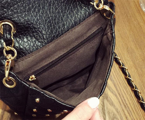 Eko bőrből készült stílusos női táska hosszú füllel, fekete színben