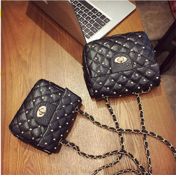 Eko bőrből készült stílusos női táska hosszú füllel, fekete színben