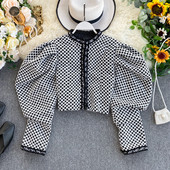 Modern női rövid kabát széles ujjal és ovális nyakkivágással fehér és fekete színben