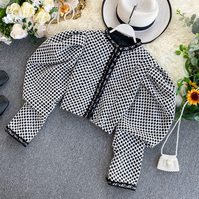 Modern női rövid kabát széles ujjal és ovális nyakkivágással fehér és fekete színben