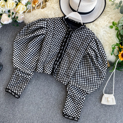 Modern női rövid kabát széles ujjal és ovális nyakkivágással fehér és fekete színben