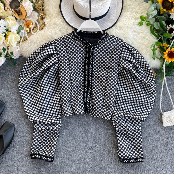 Modern női rövid kabát széles ujjal és ovális nyakkivágással fehér és fekete színben