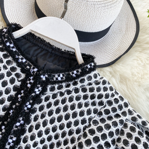 Modern női rövid kabát széles ujjal és ovális nyakkivágással fehér és fekete színben