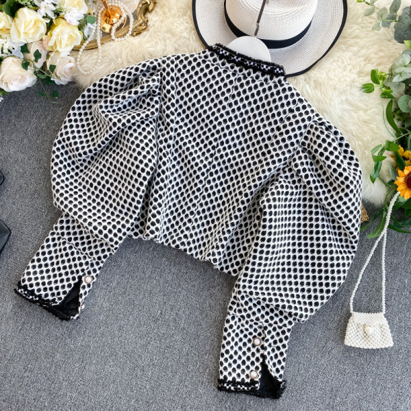 Modern női rövid kabát széles ujjal és ovális nyakkivágással fehér és fekete színben