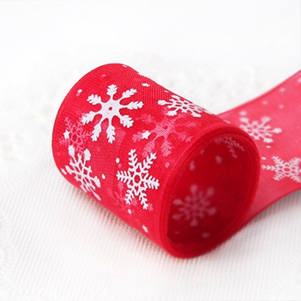 23м Копринена ролка в червен и бял цвят със снежинки подходяща за коледна украса и декорация на подаръци