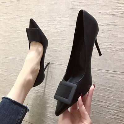 Modern női cipő magassarkúval és csattal, három színben