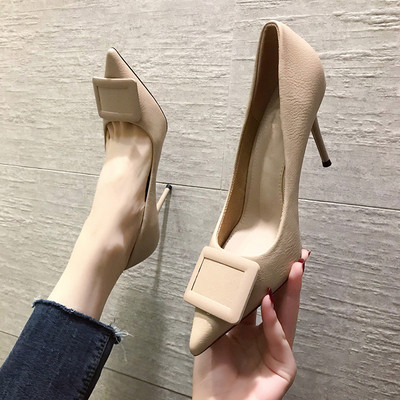 Modern női cipő magassarkúval és csattal, három színben