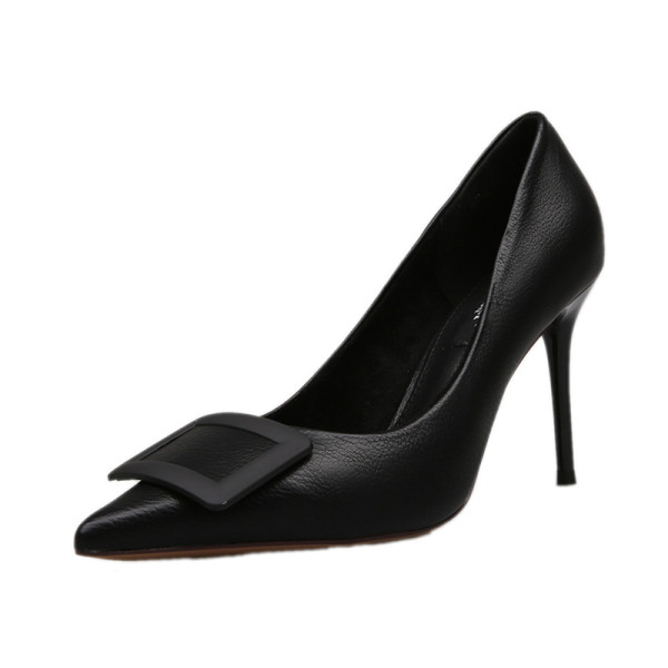 Modern női cipő magassarkúval és csattal, három színben