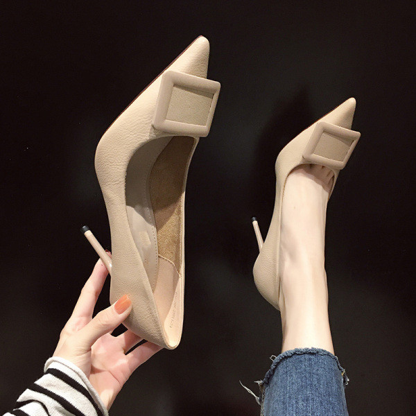 Modern női cipő magassarkúval és csattal, három színben