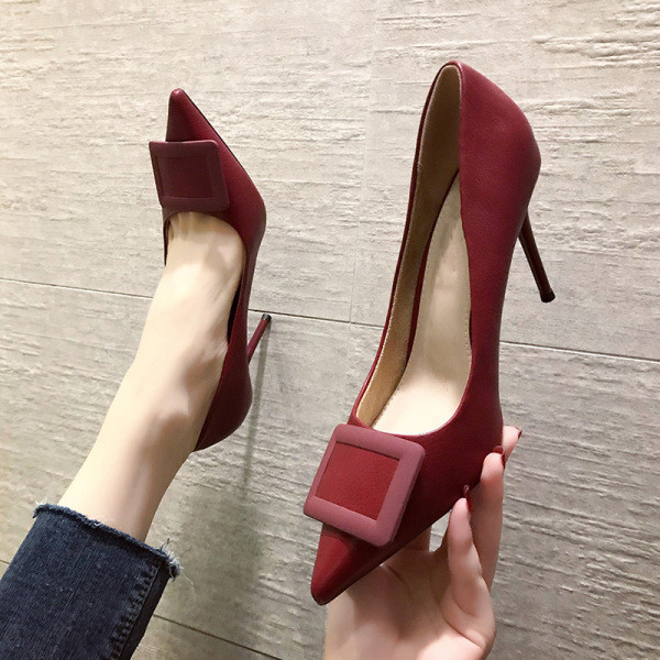 Modern női cipő magassarkúval és csattal, három színben